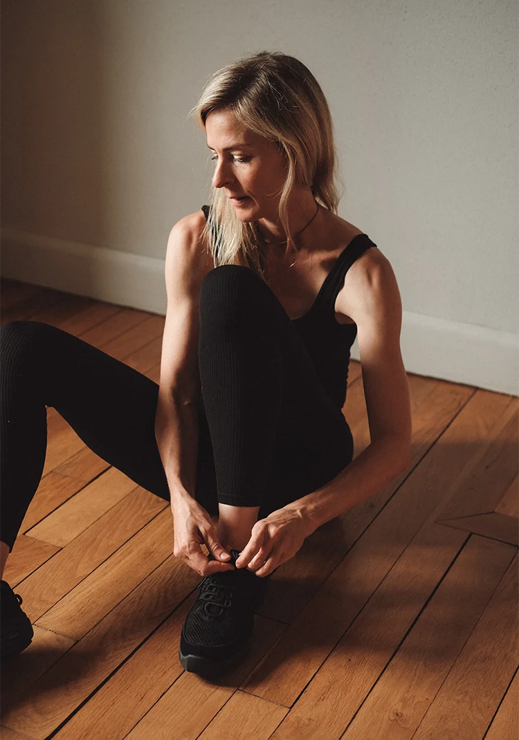 Le ballet sculpt se pratique en chaussons de danse, ou en baskets.