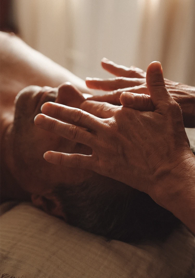 Le yoga du visage tonifie et a des effet rajeunissants